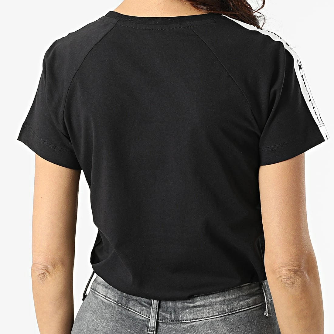 Tee Shirt Femme A Bandes 115057 Noir de Champion 6 Tee Shirt Femme A Bandes 115057 Noir de Champion – Image 4