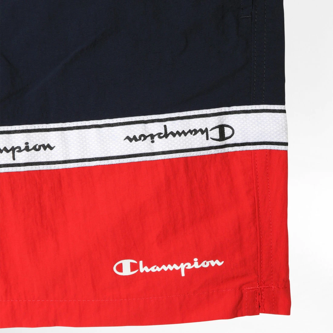 Short De Bain Enfant A Bandes 306045 Bleu Marine Rouge de Champion 4 Short De Bain Enfant A Bandes 306045 Bleu Marine Rouge de Champion – Image 2