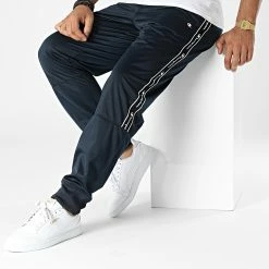 Pantalon Jogging A Bandes 217839 Bleu Marine de Champion -Champion Soldes champion 327896 217839 BS501 20220727T150310 03