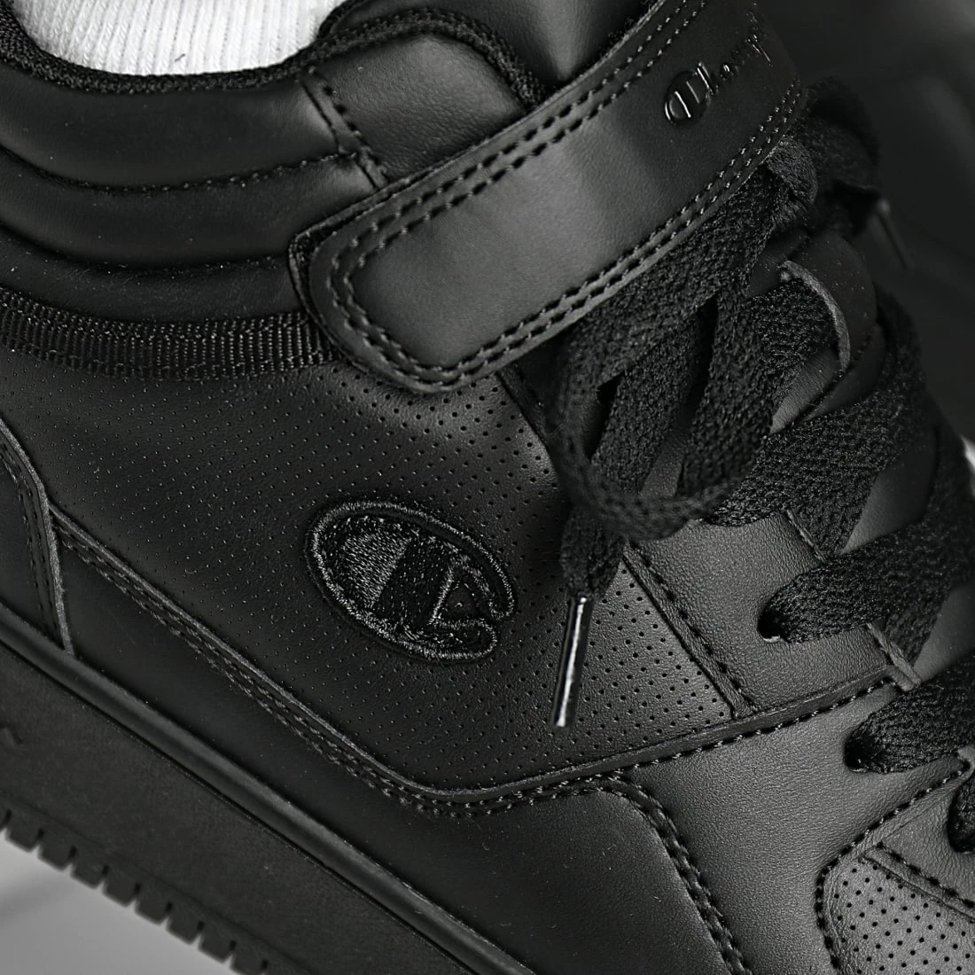 Baskets Rebound Vintage S21904 Triple Black de Champion 4 Baskets Rebound Vintage S21904 Triple Black de Champion – Image 2