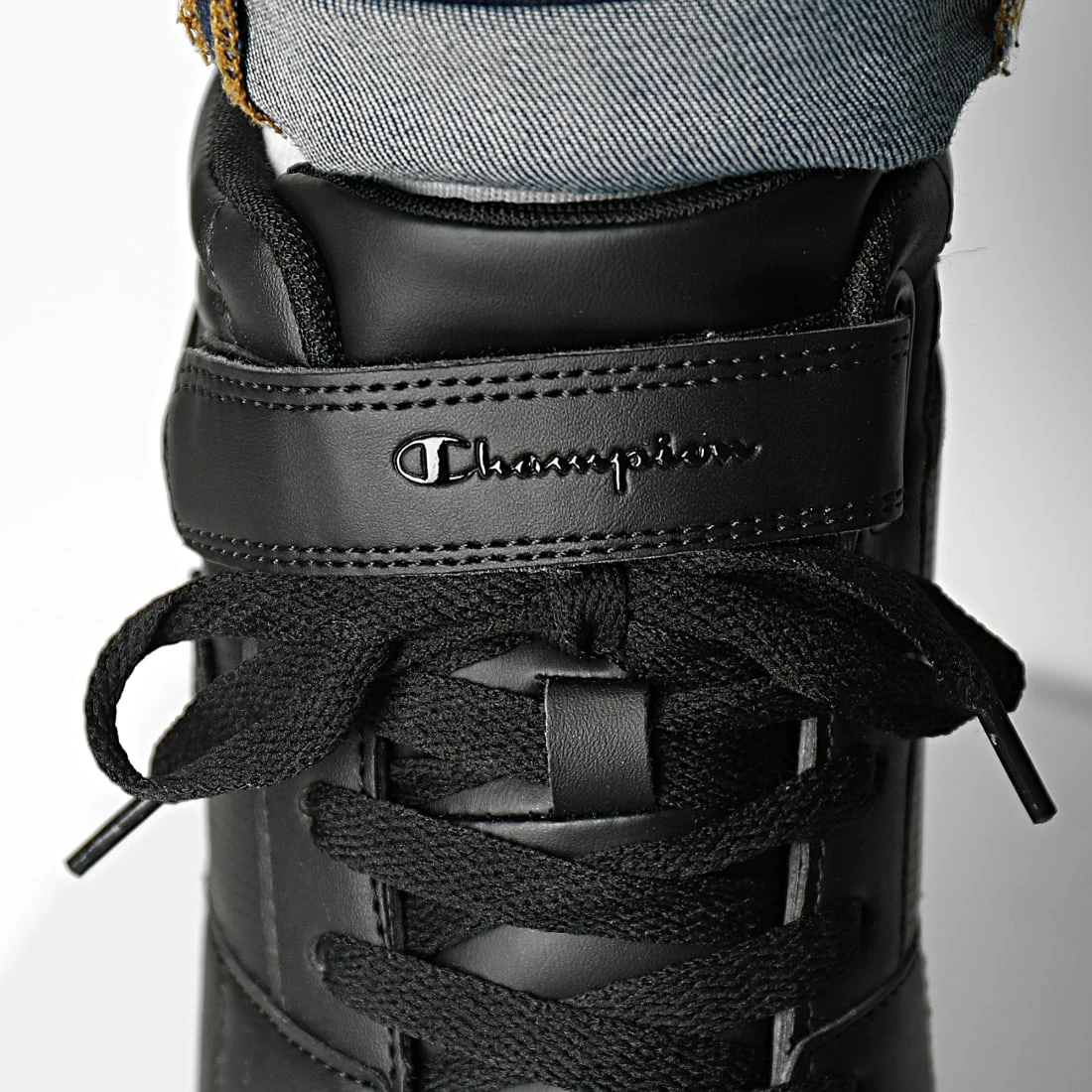 Baskets Rebound Vintage S21904 Triple Black de Champion 5 Baskets Rebound Vintage S21904 Triple Black de Champion – Image 3