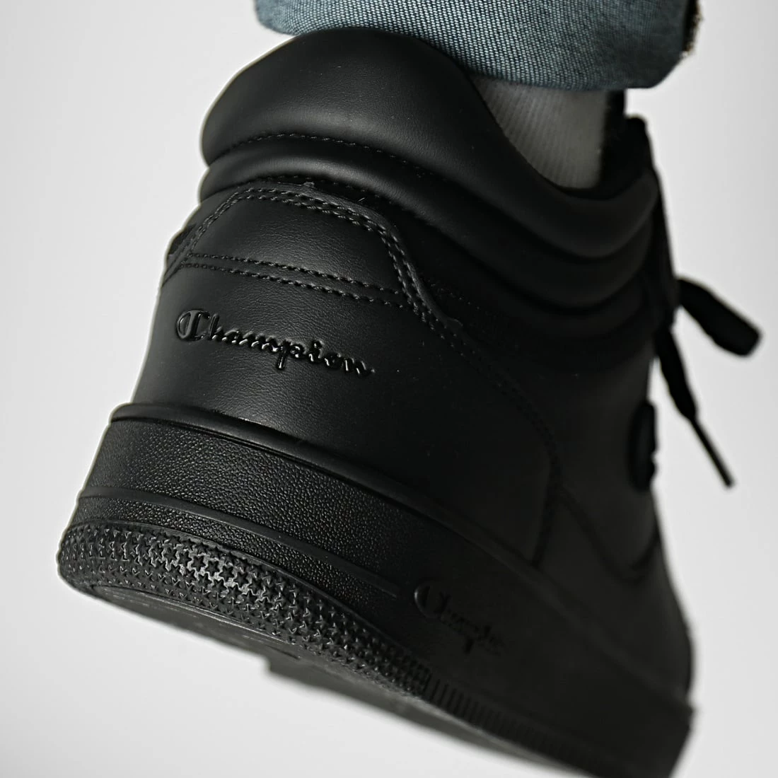 Baskets Rebound Vintage S21904 Triple Black de Champion 6 Baskets Rebound Vintage S21904 Triple Black de Champion – Image 4