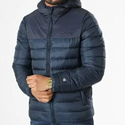 Doudoune Capuche 218073 Bleu Marine de Champion -Champion Soldes champion 334095 218073 BS501 20220826T145335 03