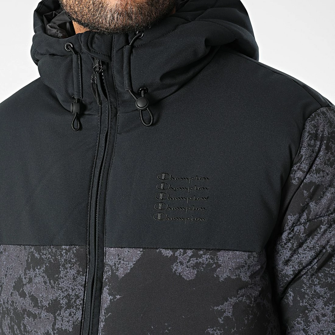 Doudoune Capuche 218085 Noir Gris Anthracite de Champion 4 Doudoune Capuche 218085 Noir Gris Anthracite de Champion – Image 2