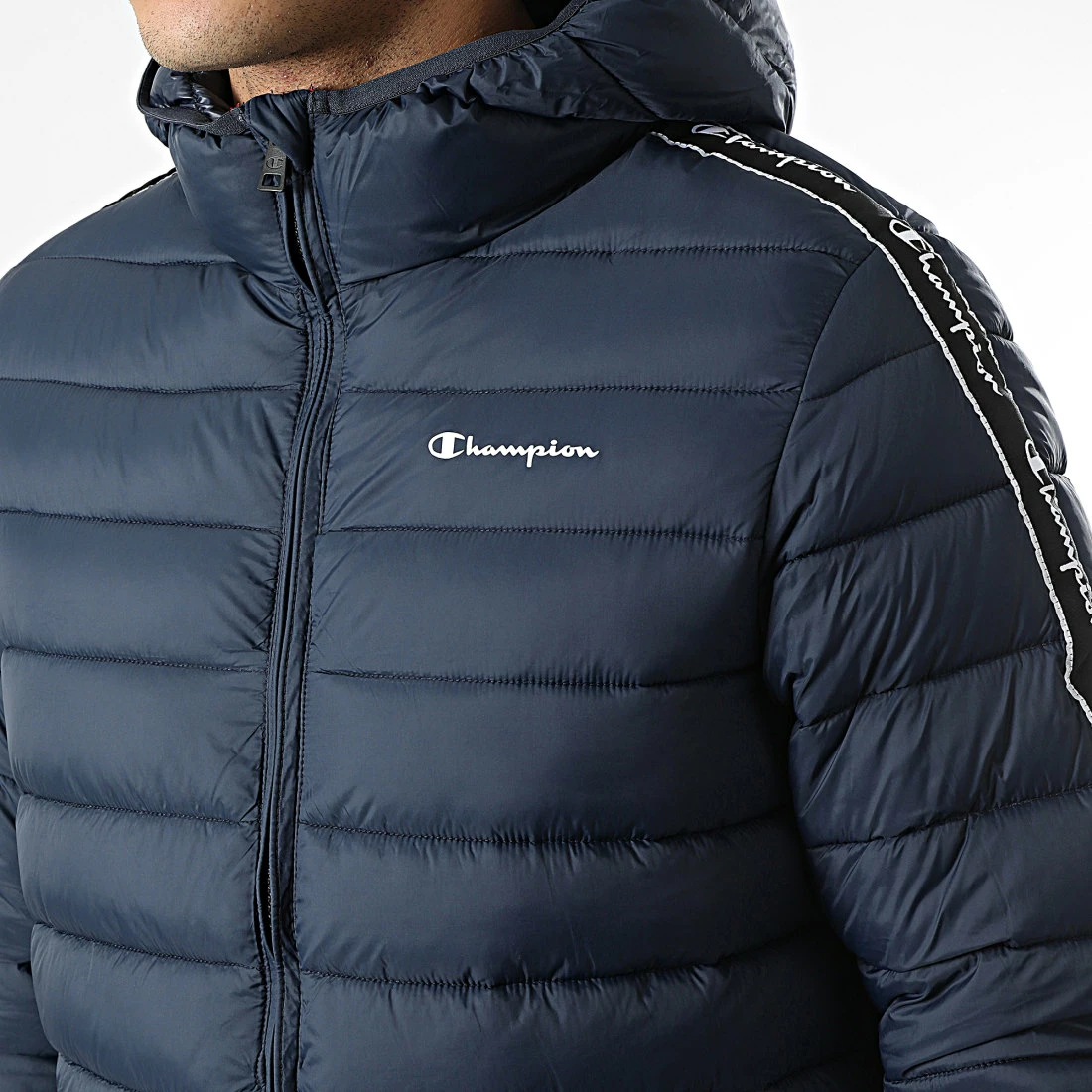 Doudoune Capuche A Bandes 218075 Bleu Marine de Champion 4 Doudoune Capuche A Bandes 218075 Bleu Marine de Champion – Image 2